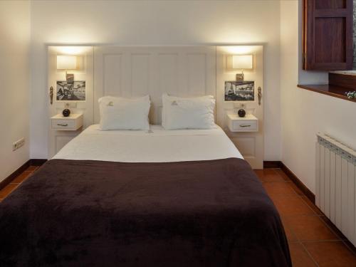 SequeadeCasa de Sequiade的一间卧室配有一张带2个床头柜的大床