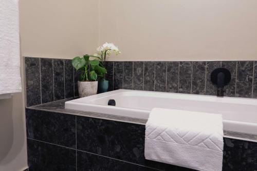 Hyatt House Johannesburg, Sandton的一间浴室