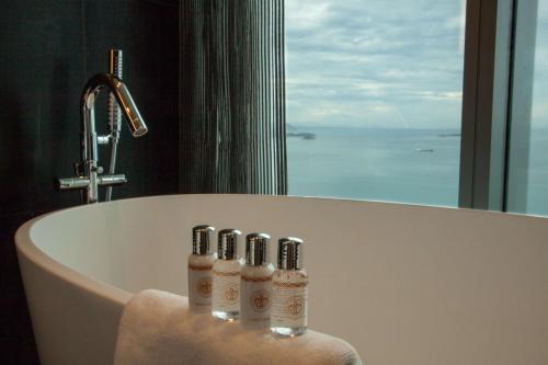 莫尔兹比港Grand Papua Hotel, a member of Radisson Individuals的浴缸内有三瓶