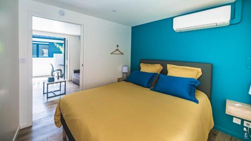 藻德济Résidence Vili Vili的一间卧室配有一张蓝色墙壁的床