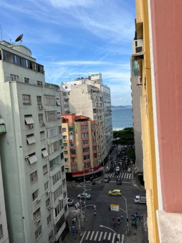 里约热内卢Copacabana Posto 6的享有拥有建筑和大海的城市街道的景色
