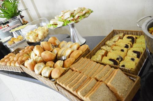 里约布兰科伊纳西奥宫酒店的餐桌上的自助面包和糕点