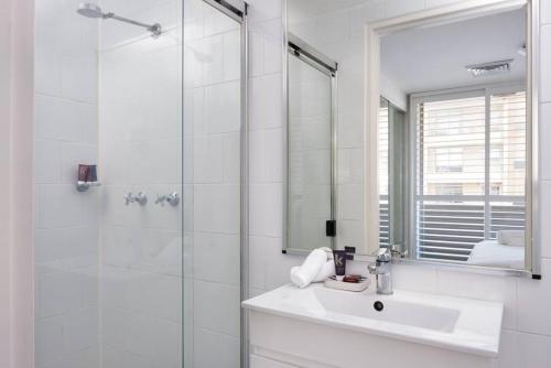 悉尼Heart Of Manly and Close to Everything的白色的浴室设有水槽和淋浴。