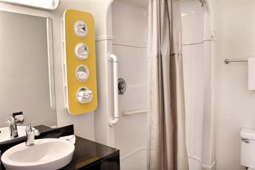 阿塔斯卡德罗阿塔斯卡德罗6号汽车旅馆的一间带水槽和淋浴的浴室