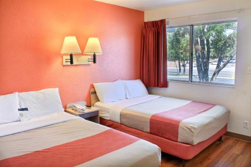 阿塔斯卡德罗阿塔斯卡德罗6号汽车旅馆的酒店客房设有两张床和窗户。