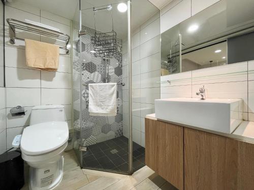 台北福尔摩莎北驿旅馆 的浴室配有卫生间、盥洗盆和淋浴。
