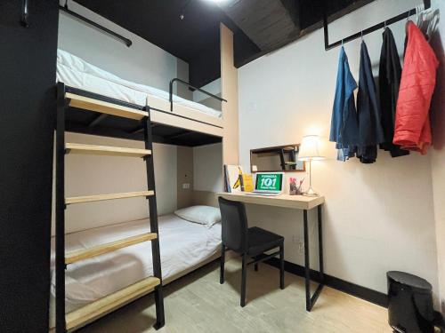 台北福尔摩莎北驿旅馆 的宿舍间设有双层床、书桌和电脑。