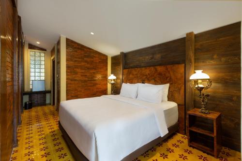 斯勒曼Bale Devata Resort的卧室配有一张白色大床