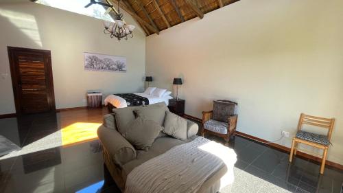 OranjevilleThe Vaal Guesthouse的客厅配有沙发和1张床