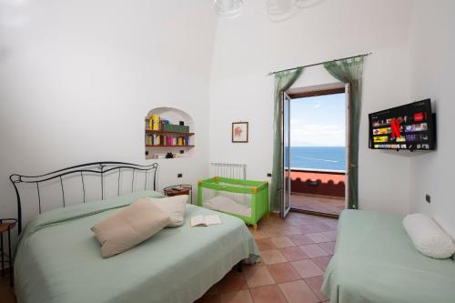 康加德马里尼Il Sogno di Conca的一间带两张床的卧室,享有海景