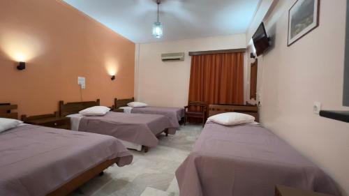 雅典卡斯姆斯酒店的一间医院间,设有三张床和电视