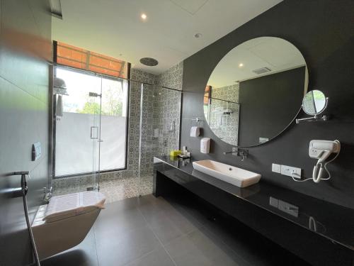维特利Flora Vythiri Resort的一间带水槽和镜子的浴室