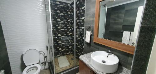 马普托Hotel Royal Residencial的一间带水槽、卫生间和淋浴的浴室