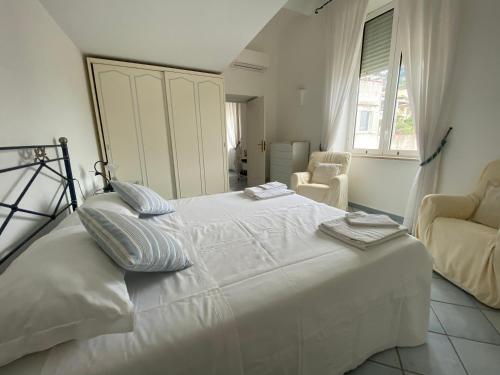 卡普里Regina di Capri - Sopramonte -的卧室设有一张白色大床和一扇窗户。