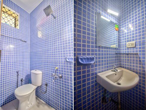 巴加Baga Beach Rosy Inn的蓝色瓷砖浴室设有卫生间和水槽