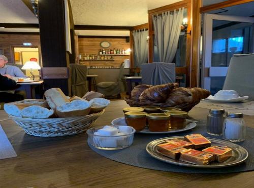 蒙热内夫尔瓦莱里酒店的桌上有面包和其他食物