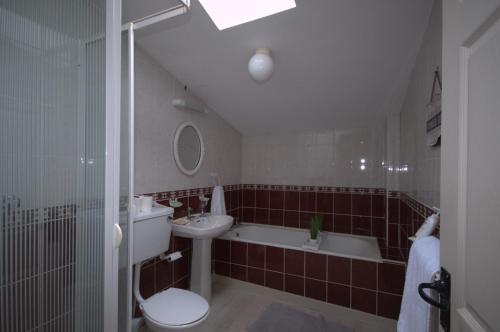 利斯托尔Lizzys Little Kitchen Town Accommodation的浴室配有盥洗盆、卫生间和浴缸。