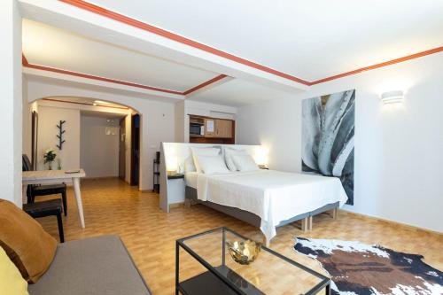 托雷维耶哈优尼科公寓式酒店的酒店客房配有一张床铺和一张桌子。