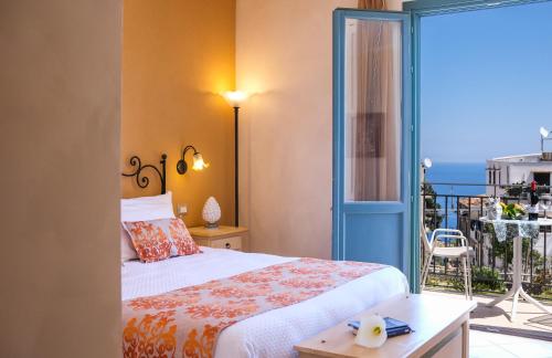 斯克佩罗Hotel Baglio Di Scopello的一间卧室配有一张床,享有海景