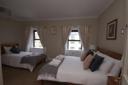 利斯托尔Lizzys Little Kitchen Town Accommodation的一间卧室设有两张床和窗户。