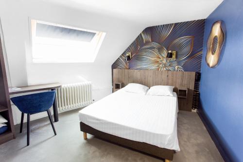 昂热耶拿酒店的一间卧室配有一张床、一张书桌和一个窗户。