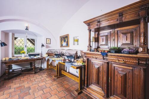 特热邦penzion Dvorce的一个带木制橱柜和桌子的大厨房