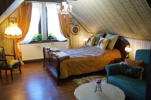 斯塔勒亚布伦基Królowa Luiza i Wiking的一间卧室配有一张床、一张沙发和一张桌子