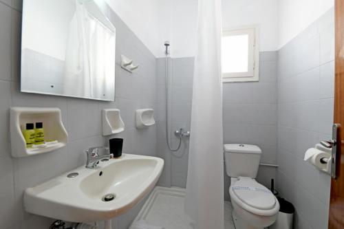 佩里萨Lunar Santorini Hotel的白色的浴室设有水槽和卫生间。