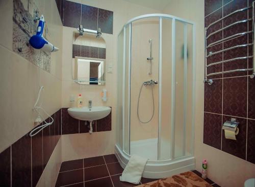 切尔尼戈夫Molex Apartments 2的带淋浴和盥洗盆的浴室
