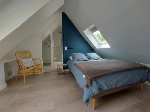 勒鲁Havre de paix et jardin tropical. Chambre privée的一间卧室配有一张蓝色墙壁的床和一把椅子