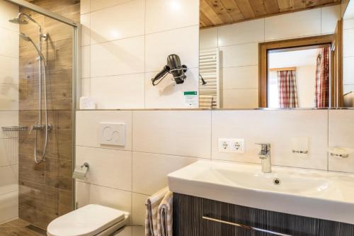库赫尔恒特尔科劳博尔酒店的一间带水槽和淋浴的浴室