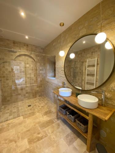 拉罗克加雅克Les Courtines - Appartement de caractère à la Roque-Gageac - Les Chênes Verts的一间带两个盥洗盆和大镜子的浴室