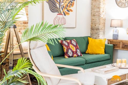 加的斯Nature Home by Cadiz Time的客厅里绿意盎然的沙发,种植了植物