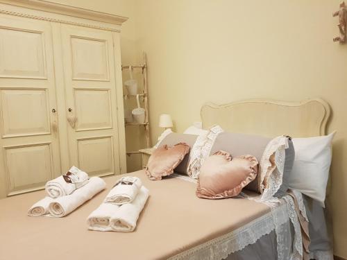 比萨Casale Cisanello的一间卧室配有带毛巾的床