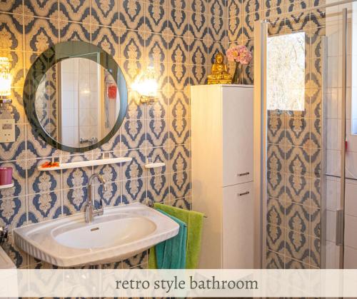 阿尼夫Apartment Valerie - Villa Mühlei Alterbachstr 9的一间带水槽和镜子的浴室