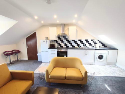 北希尔兹Crystal Suite 4 - private parking - metro的带沙发的客厅和厨房