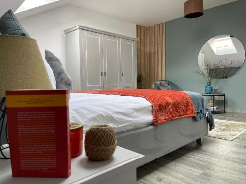 萨图马雷NOVA Lake apartamente的一间卧室,配有一张带桌子标牌的床