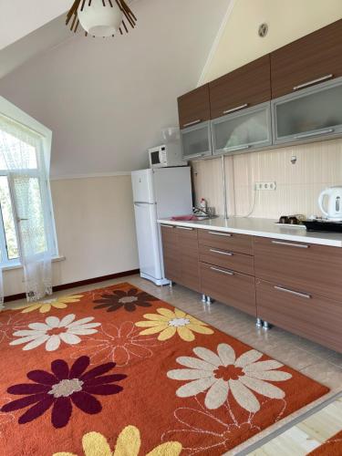 乔克-塔尔Гостевой дом в пансионате Солнышко, городок VIP-2的厨房配有厨房地毯。