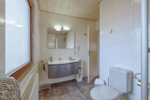 Seepark Kirchheim Ferienhaus bei Anne mit Sauna的一间浴室