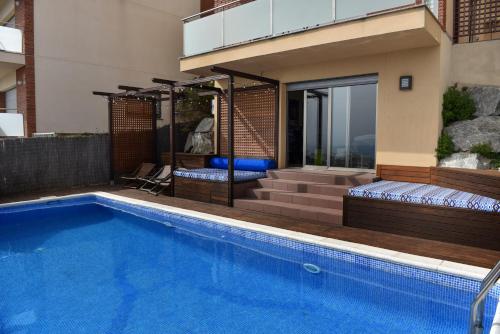圣苏珊娜Villa Miramar Panoramic Views的一座带游泳池和房子的房子