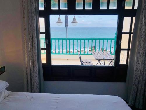 蓬塔穆赫雷斯Ocean’s Eleven Punta Mujeres的卧室设有海景窗户。