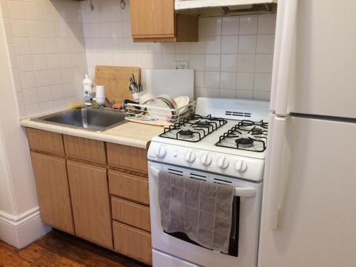 剑桥Comfortable Whole Apartment 1 Bed 1 Bath at Harvard-MIT的厨房配有白色炉灶和水槽