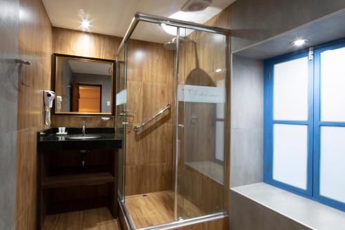 库斯科Hotel Rojas Inn的一间带玻璃淋浴和水槽的浴室
