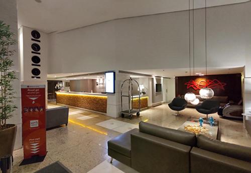 巴西利亚Quartos em alto-padrão LETs IDEA的大楼内客厅配有沙发和椅子