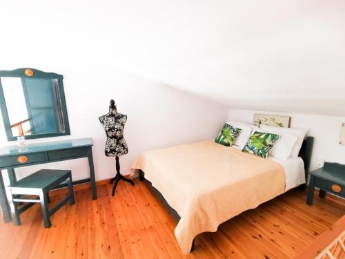 考考纳里斯Haris apartments的一间卧室配有一张床、一张书桌和一面镜子