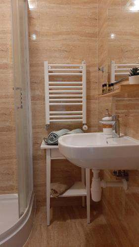斯图托沃梅瓦旅馆的浴室配有白色水槽和浴缸。