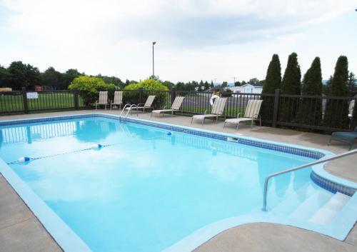 蒙马尼蒙马尼戴斯酒店的蓝色海水大型游泳池