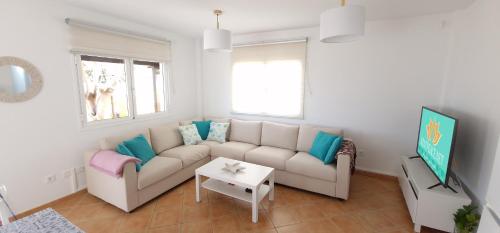 塔拉哈勒赫Casa Geminis, Relax, Sol y Jacuzzi的客厅配有沙发和桌子