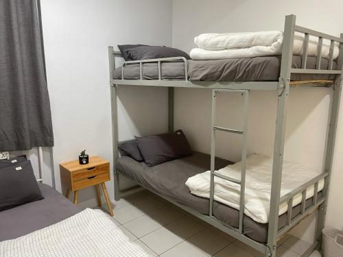 斯里巴加湾市Miniinn Guest House的配有2张双层床的宿舍间