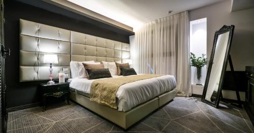 21楼公寓式酒店客房内的一张或多张床位